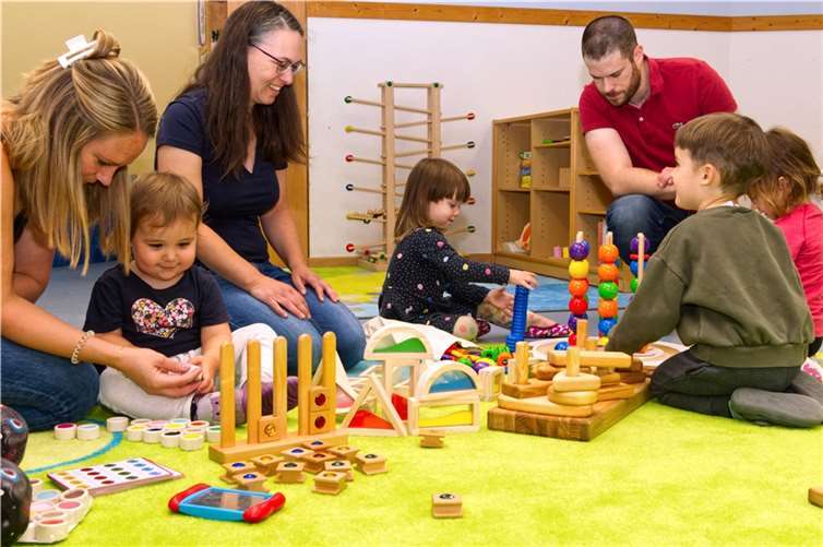 Das neue Spielzeug der „Regenbogen-Gruppe“ schult besonders die sensomotorische Wahrnehmung der Kinder. Foto: Markus Doll