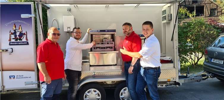 Das neue Spülmobil bietet Platz, um Essens- und Kaffeegeschirr sowie Besteck für 400 Personen zu transportieren.  Foto: Ehrengarde Neuwied