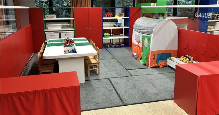 Das neue Storchennest im Pilgerhaus bietet reichlich Platz. Für die Kinder ist es wie ein zu Hause