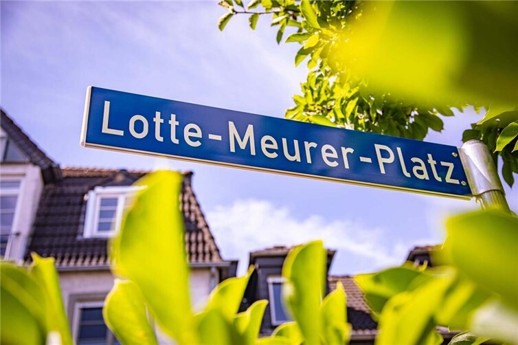 Das neue Straßenschild am Lotte-Meurer-Platz.