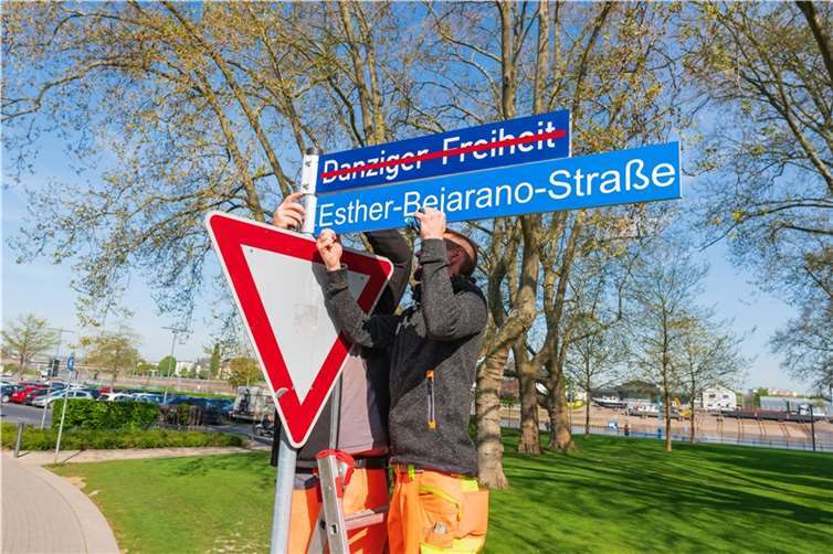 Das neue Straßenschild wird angebracht. Quelle: Stadt Koblenz