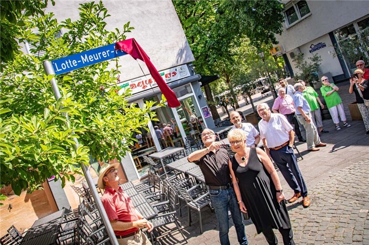 Das neue Straßenschild wird enthüllt.