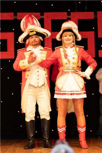 Das neue Tanzpaar der Prinzengarde Vanessa Monreal und Marco Serger verzauberten die begeisterten Gäste mit ihrem Gardetanz.