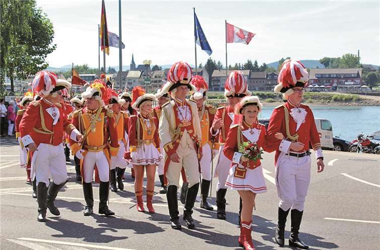 Das neue Tanzpaar der „Rut-Wiessen“, Svenja Müller und Sebastian Mesenholl, führte Linzer und Andernacher Stadtsoldaten vom Rheinufer zum Gestade. DL