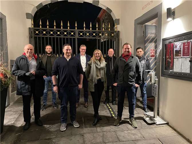 Das neue Team der FDP im Brohltal: Mit Martin Schmitt (2. von rechts), Daniel Ritzdorf (dritter von links) und Florian Schlüter (rechts) als Vorsitzende, Schriftführer Stefan Gros (Mitte) sowie den Beisitzern Theresa Gros und Raphael Rüdesheim (zweiter von links) wollen die Liberalen im Brohltal Politik mitgestalten.Foto: privat