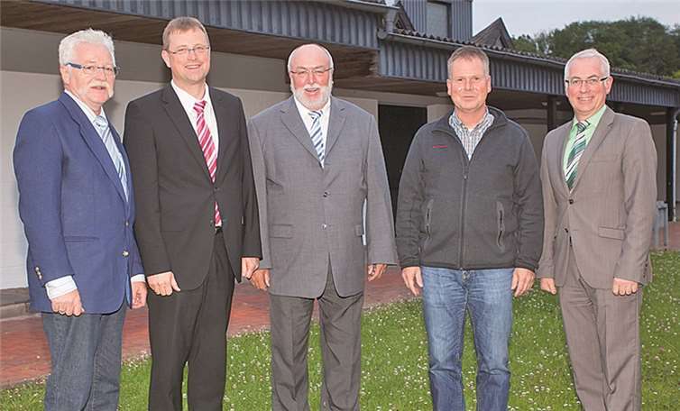 Kurt Nies offiziell verabschiedet Das neue Team der Ortsgemeinde: Hermann Josef Jordan, Hans-Peter Schmidt, Manfred Pees und Wolfgang Velten stellten im Beisein von Verbandsbürgermeister Volker Mendel vor. WT