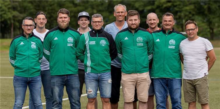 Das neue Team (v. l.): Martin Beck (Torwarttrainer), Roman Kötter (Geschäftsführer), Rico Reuter (Torwarttrainer), Mario van Elkan (Trainer), Florian Gottschalk (1. Vorsitzender), Milkan Sargin (Co-Trainer), Jens Birkelbach (2. Geschäftsführer), Kay Rückels (Betreuer), Norman Tischendorf (Kassierer).Foto: privat