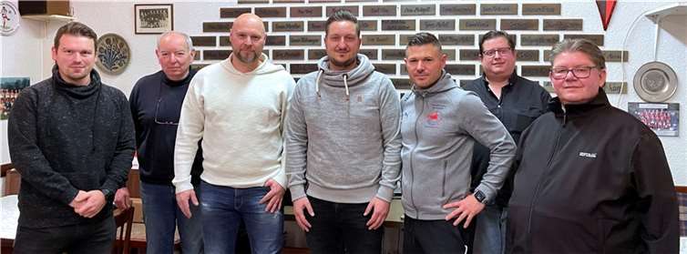 Das neue Trainergespann mit den Vertretern der SG-Vereine (von links) Christian Wald (TSV Lay), Wilfried Meidt (VfR Niederfell), Trainer Timo Theisen, Assistent André Mertens, Jan Alsbach (TSV Lay), Manuel Herbert (VfR Niederfell) und Manfred Eckhardt (FSV Dieblich).  Foto: Stefan Mohr