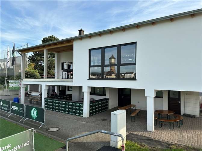 Das neue Vereinsheim des FV Engers ist fast fertig. Zum Heimspiel gegen den TuS Mechtersheim wird auch das Balkongeländer stehen, sodass der Neubau dann erstmals öffnen kann.  Fotos: Ulf Steffenfauseweh