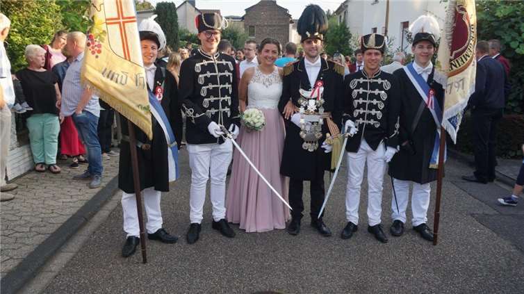 Das neue Vereinskönigspaar Luisa Becker und Raphael Rott im Rahmen ihrer Königskadetten und der Fähnriche. Fotos: STUKO