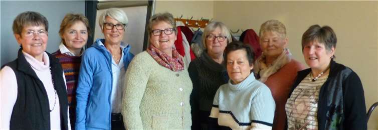 Das neue Vorstandsteam gemeinsam mit den ausgeschiedenen Vorstandsmitgliedern (v.l.n.r.): Hildegard Hesseler, Elke Wagner-Hürter, Margret Schmitt, Christa Daub, Anneliese Birrenbach, Resi Wieland, Monika Hausen und Käthe Fischer. privat