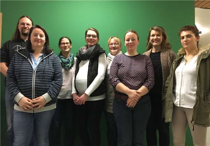 Das neue Vorstandsteam (von links): Christoph Schmidt (Beisitzer), Simone Eich (Beisitzerin), Heidi Steffen (Kassiererin), Mona Feist (1. Vorsitzende), Jutta Dung (Beisitzerin), Christiane Momberg (Schriftführerin), Natascha Austin (2. Vorsitzende), Frau Celik (Kassenprüferin).privat