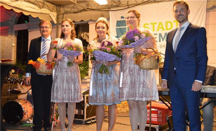 Das neue Weindreigestirn wurde vorgestellt: Weinkönigin Karolina Schmitz (Mitte) und ihre Weinprinzessinnen Antonia und Viktoria Langen. Fotos: AB