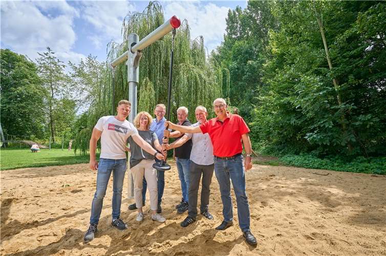 Das neue Wippkarussell wurde errichtet.  Foto: Sascha Ditscher/evm