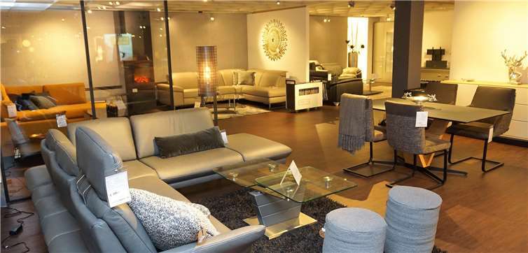 Das neue Wohnstudio präsentiert Polstermöbel,Wohnmöbel, Lampen, Teppiche und Dekorationen. Fotos: FF