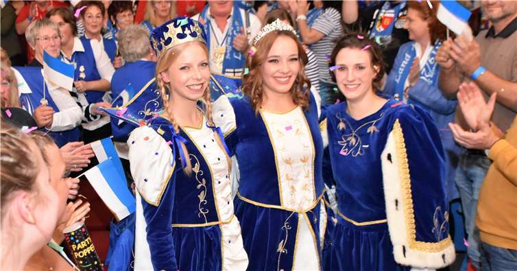 Das neue Wormersdorfer Dreigestirn wurde mit Konfettiregen von der Narrenschar empfangen.Foto: EICH