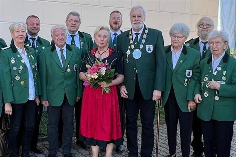 Das neue amtierende Königspaar Heribert und Elke Malm mit seinem Gefolge nach der feierlichen Königskrönung.