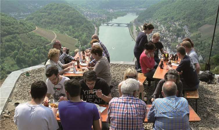 Das neue eingerichtete Panorama-Plateau bietet einen traumhaften Blick über Treis-Karden und das Moseltal.