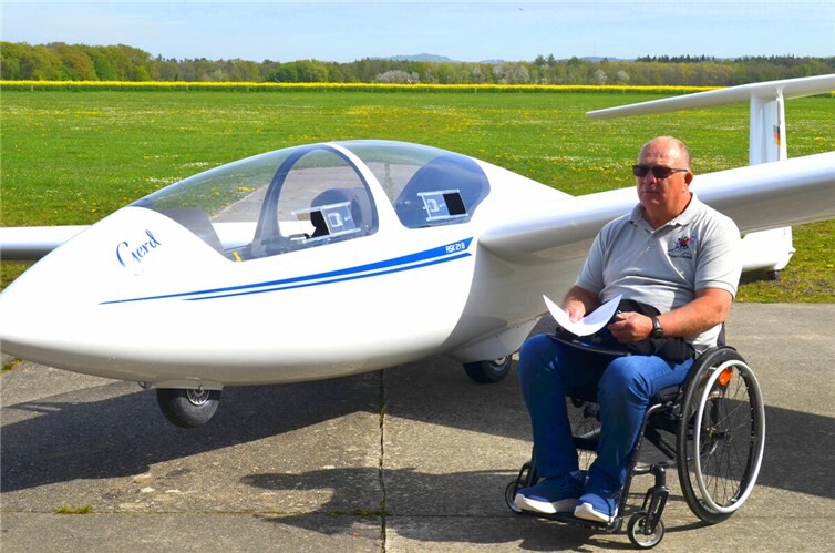 Das neue inklusionsfähige Segelflugzeug mit Fluglehrer Harald Weber. Fotos: AKS