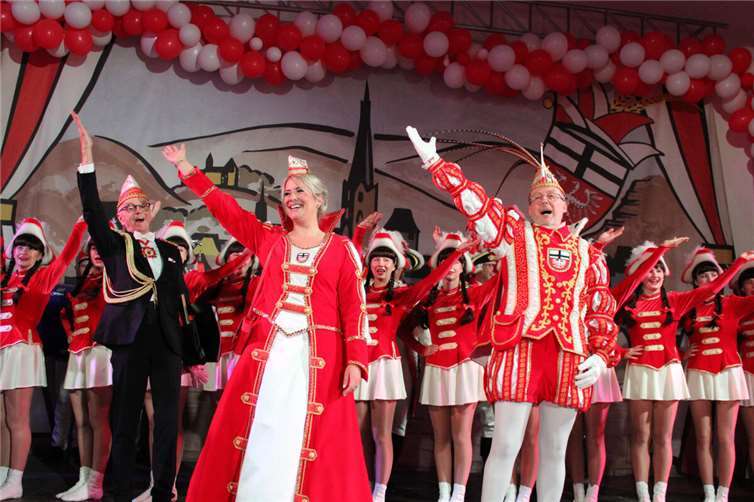 Das neue, strahlende Ahrweiler Prinzenpaar Prinz Kai I. und Prinzessin Maria I. mit Adjutant Karl-Heinz Conradt.