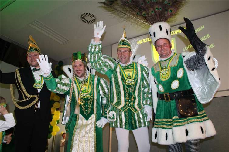 Das neue, strahlende Nierendorfer Dreigestirn, von links Adjutant Maik Hintze, Jungfrau Marcella I., Prinz Christoph I., und Bauer Peter I. Fotos: DU