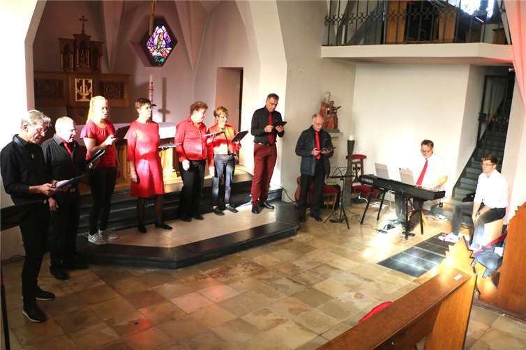 Das neunköpfige Chorensemble brillierte in der vollen Kapelle.  Foto: privat