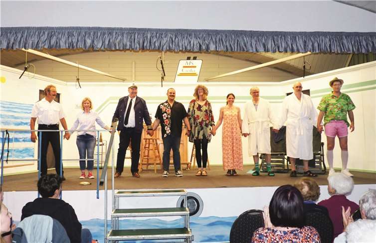 Das neunköpfige Ensemble verbeugte sich vor seinem restlos begeisterten Publikum.  Fotos: FRE