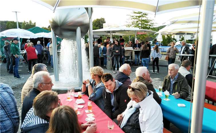 Das noch junge gesellschaftliche Ereignis in dem Ort, der auch„Perle im Holzbachtal“ genannt wird, nehmen die Besuchergerne an. Gefeiert wird bis spät in die Nacht.