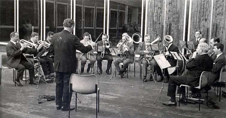Das noch sehr junge Orchester im Jahre 1968 beim ersten öffentlichen Auftritt unter der Leitung von Gründungsdirigent Clemens Bläcker. privat
