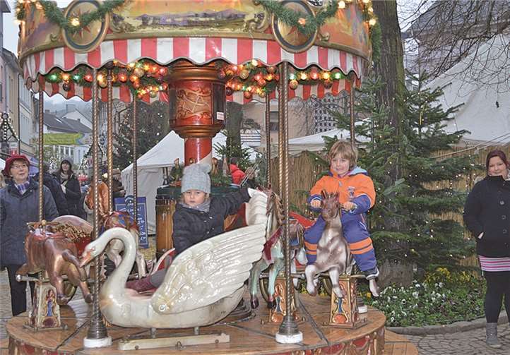 Das nostalgische Karussell lockte die kleinen Marktbesucher in Scharen an.