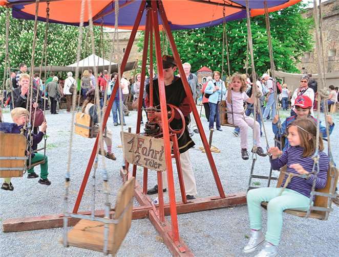 Das nostalgische Karussell wurde mit der Hand angetrieben.