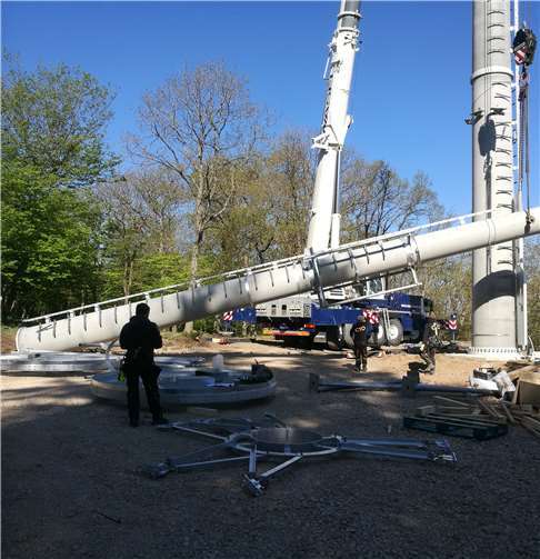 Das obere Mastteil wird angehoben. Foto: privat