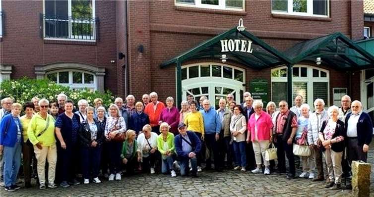 Das obligatorische Gruppenfoto vor dem Hotel wird die Gruppe noch lange an diese gemeinsame Reise erinnern.  Foto: Ursula Gertner