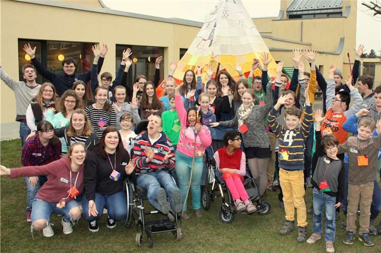 Das obligatorische Gruppenfoto vor dem Tipi im Garten der „Arche“ durfte nicht fehlen.privat