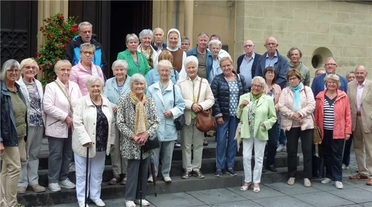 Das obligatorische Gruppenfoto wurde vor der Wallfahrtskirche St. Apollinaris aufgenommen.  privat