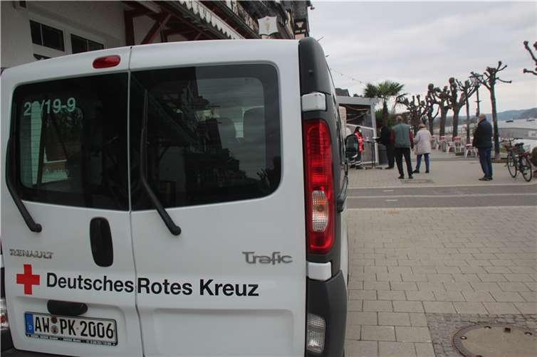 Das örtliche Deutsche Rote Kreuz hat am Karfreitag und an Ostersonntag und Ostermontag eine Teststation an der Bad Breisiger Rheinpromenade aufgebaut. Ein negativer Test ist die Eintrittskarte für die Außengastronomie. Foto: KMI