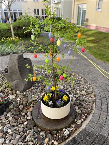 Das österliche Blumenarrangement.