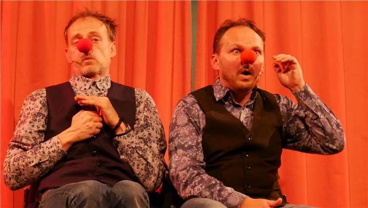 Das österreichische Kabarettduo Blözingereröffnete das Programm in der Stelzenbachhalle in Oberelbert.