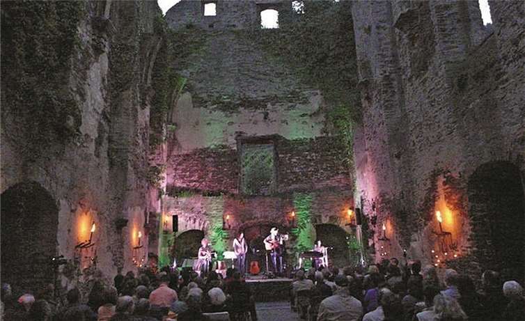 Das offene Kirchenschiff passte zum stimmungsvollen, familiären Rahmen des Konzertes. SI