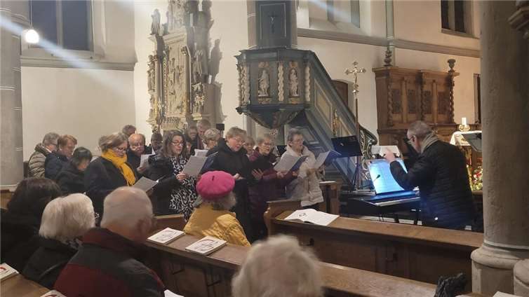 Das offene Singen in der Pfarrkirche St. Pantaleon.Foto: Peter Schleiden