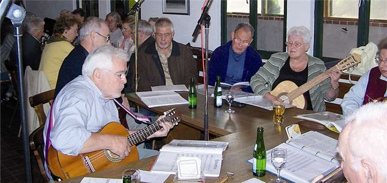 Das offene Singen wird durch einige Musikinstrumente unterstützt. privat