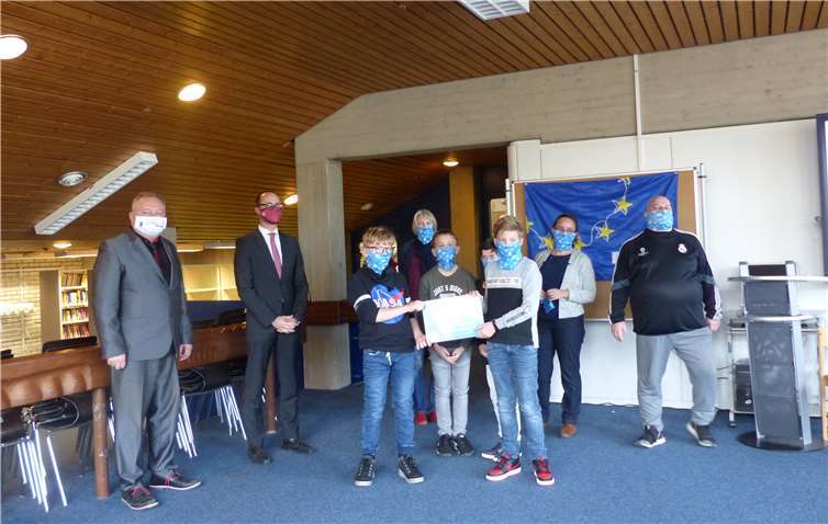 Das offizielle Erasmusschild wurdean Schüler und Lehrer überreicht.Fotos: St. Thomas Realschule plus