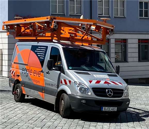 Das orange-silbernes Messfahrzeug. Copyright: eagle eye technologies Deutschland GmbH/Dr.-Ing. Johannes Ludwig