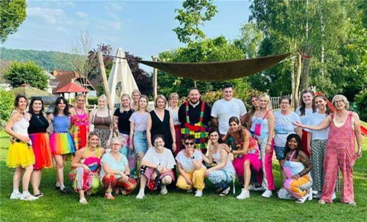 Großes Zirkus Sommerfest in der Kindertagesstätte Casa Feliz Das pädagogische Personal war passend zum Motto „Zirkus“ gekleidet, was die Atmosphäre noch bunter und authentischer gestaltete.Fotos: privat