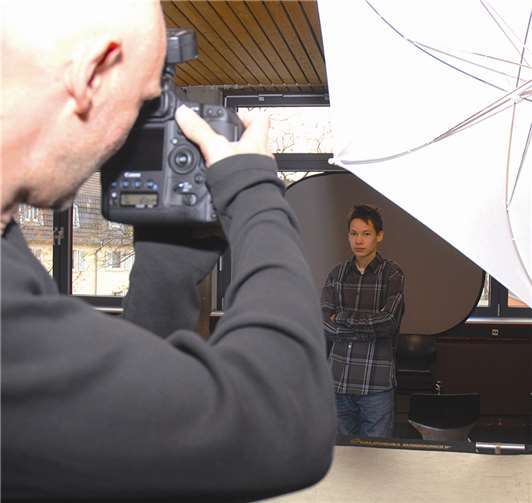 Das passende Foto für die erfolgreiche Bewerbung: Während eines professionellen Fotoshootings wurde den Schülern gezeigt, wie Bewerbungsfotos aussehen müssen. Stadtverwaltung/Maurer
