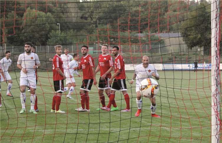 Das passt: Gerade hat Lutz Radojewski zum Ausgleich getroffen. Während sich der Torschütze im Hintergrund zum Jubellauf abdreht, feiert vorne rechts Angelo Haug das neuerliche Erfolgserlebnis bei der TuS. TH