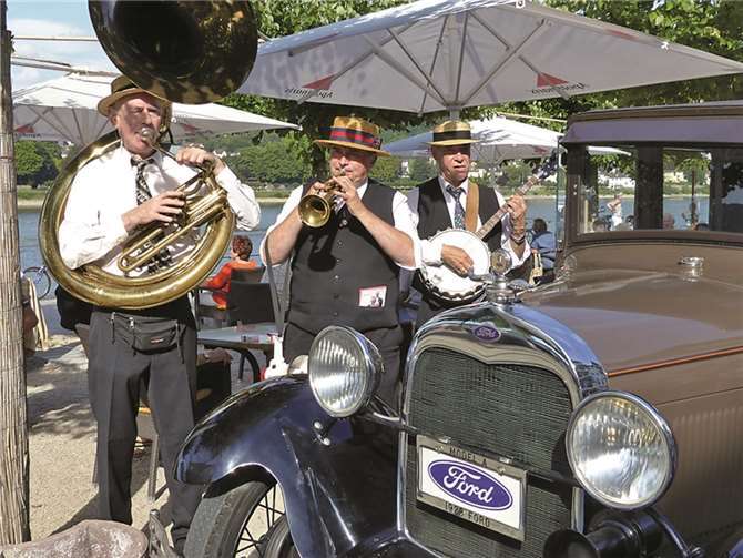 Das passt zusammen. Das Ford Model A von 1928 und der Jazz von Papa Tom mit Band sorgten an der Rheinpromenade für die richtige Mischung.