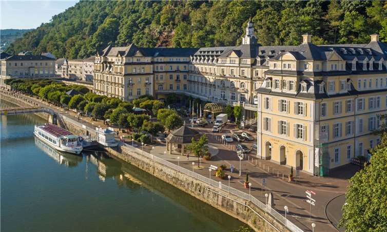 Das prunkvolle Kurhaus gilt als eines der Wahrzeichen von Bad Ems. 1711- 1720 ließ es eine Fürstin aus dem Hause Nassau-Oranien als ihr privates Badeschloss bauen. Schon im Mittelalter war Bad Ems aufgrund seiner Heilquellen bekannt. Zentrum der geplanten dreiflügeligen Schlossanlage, die jedoch nur als zweiflügeliger Bau ausgeführt wurde, war der originale Austritt des Kesselbrunnens. Foto: Dominik Ketz / RLP Tourismus