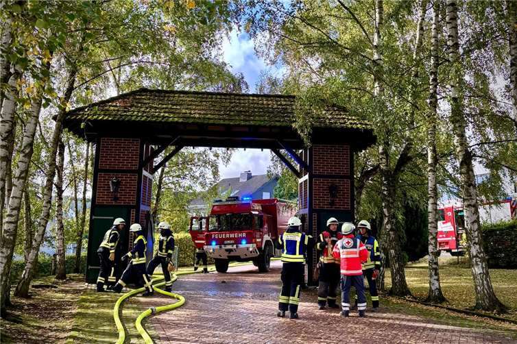 Das realistische Übungsszenario lautete: Brand in der Reitanlage – starker Rauch, Flammen aus dem Dachstuhl, vier vermisste Personen. Foto: Freiwillige Feuerwehr St. Johann