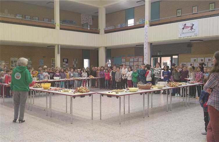 Das reichhaltige Buffet wurde eröffnet.privat
